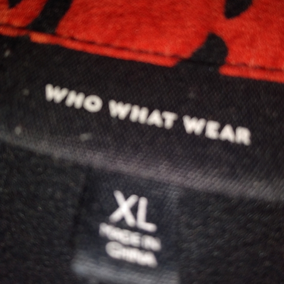 WHO WHAT WEAR Black Button Up Floral Sleeveless Blouse - Picture 5 of 6